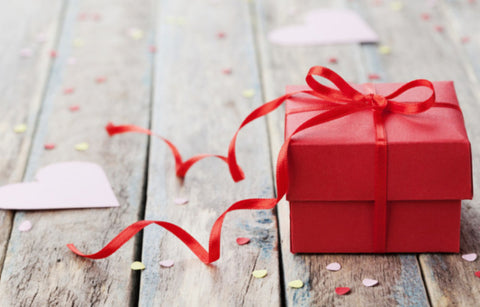 Gambar Berikan Hadiah Spesial untuk Pacar dengan 4 Paket Romantis Ini!