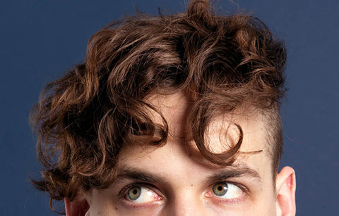 Gambar Cara Styling Rambut Ikal Pria untuk Gaya Keren Sehari-hari