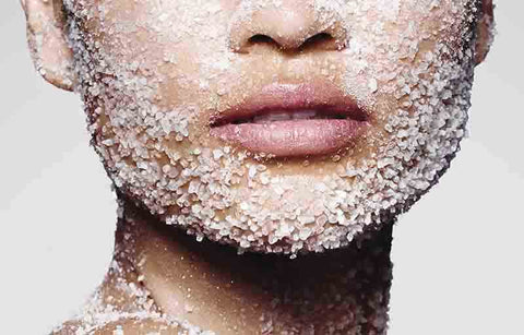Gambar Inilah Alasan Kenapa Scrub Berbahan Gula Tidak Baik untuk Wajah Anda