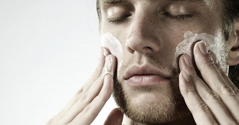 Gambar Inilah Mengapa Scrubbing dalam Perawatan Wajah Pria Itu Penting!