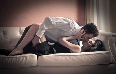 Gambar Wow, 5 Posisi Seks Ini Bisa Anda Lakukan Tanpa Meninggalkan Sofa!