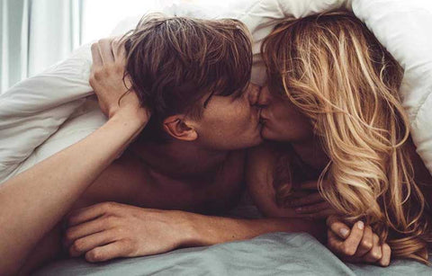 Gambar Seks Membosankan? Coba 5 Tips Foreplay Paling Menggairahkan Ini!