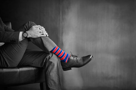 Gambar Tampil Beda dengan Kaos Kaki Warna-Warni? Ini Aturan Pakainya!