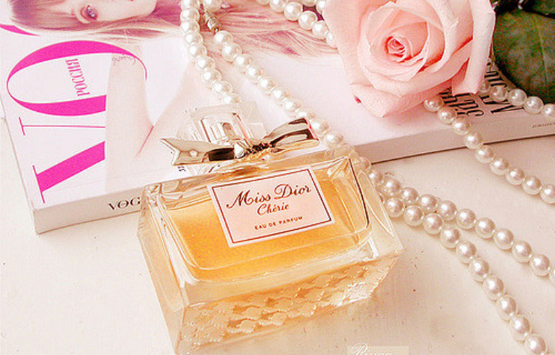 10 Cara Tampil Seksi dengan Parfum