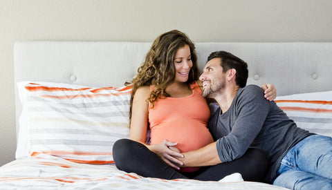Gambar Berhubungan Seksual Ketika Pasangan Hamil? Mengapa Tidak?