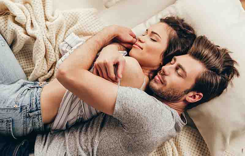 4 Manfaat Cuddling Bagi Kesehatan Anda