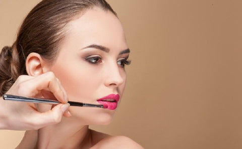 Gambar 5 Trik Memakai Lipstik Matte dari MUA Profesional