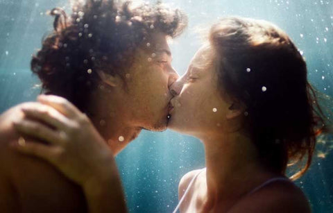 Gambar 7 Hal Yang Harus Anda Ketahui Tentang Berhubungan Seks di Air