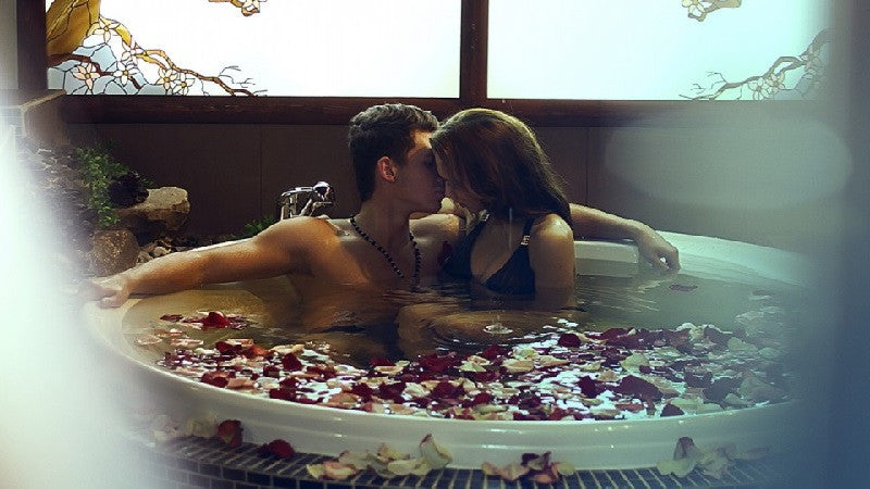 9 Posisi Seks untuk Sesi Bercinta di Kamar Mandi