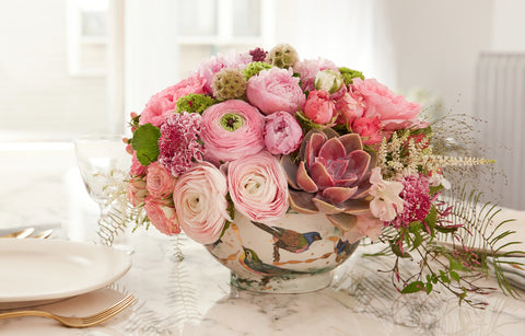 Gambar Buket Bunga vs Bunga Meja, Mana Pilihan Hadiah yang Terbaik?