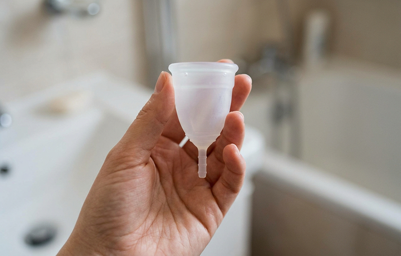 Cara Membersihkan Menstrual Cup di Toilet Umum dan Saat Bepergian