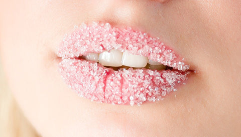 Gambar Cara Mengatasi Bibir Kering dengan Scrub