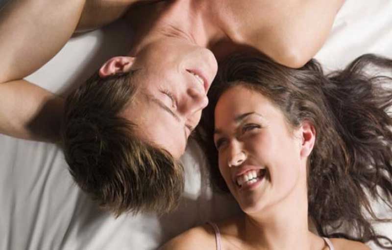 10 Ciri Pria Puas Berhubungan Intim dengan Anda
