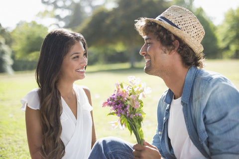 Gambar Duhai Pria, Bersikaplah Romantis & Beri Si Dia Rangkaian Bunga!