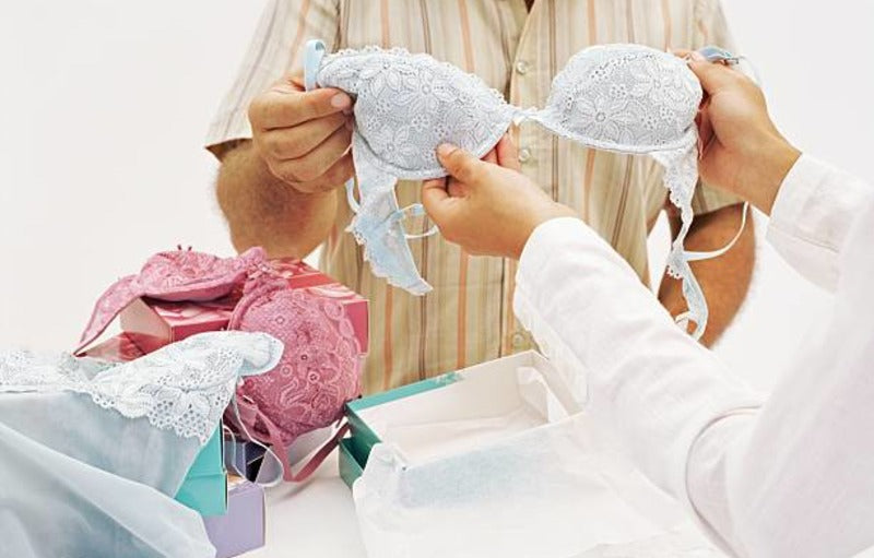 Guys, Ini Dia 5 Cara Membelikan Lingerie Tepat untuk Wanita