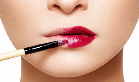 Gambar Hindari Bibir Kering Karena Lipstik dengan Tips Ini