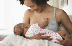 Bunda, Stop Percayai 10 Mitos Tentang Ibu Menyusui Ini!