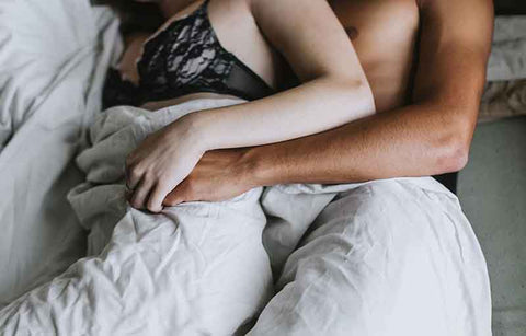 Gambar Ingin Tahan Lama di Ranjang Bersama Pasangan? Coba 5 Posisi Seks Ini!