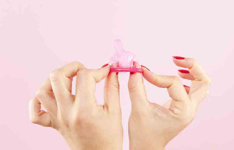 Gambar Jangan Panik! Ini yang Bisa Anda Lakukan Jika Kondom Tersangkut di Dalam