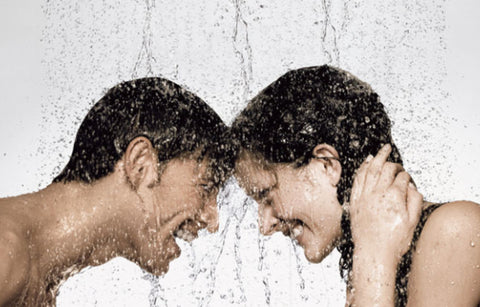 Gambar Mandi Bersama Pasangan Tak Hanya Mesra Tapi Juga Banyak Manfaatnya!