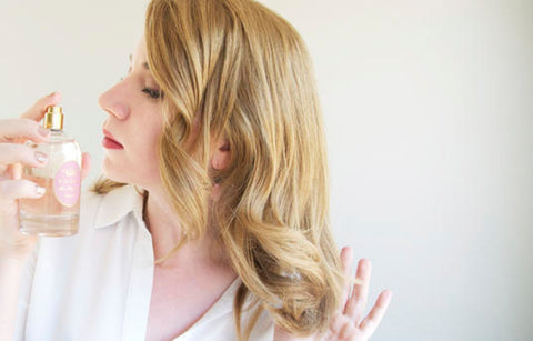 Gambar Menyemprotkan Parfum ke Rambut, Bolehkah?
