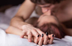 Oohlala! 5 Posisi Seks ini Lebih Panas dengan Cincin Getar, Lho