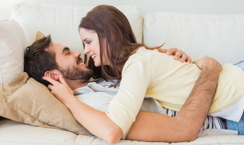 So Hot! Posisi Seks Untuk Bercinta di Sofa