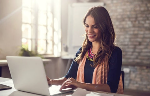 Gambar Tampil Lebih Segar di Kantor dengan 8 Parfum Wanita Ini
