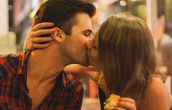 Wow, Ini Dia Gaya Berciuman yang Sesuai dengan Zodiak Anda!