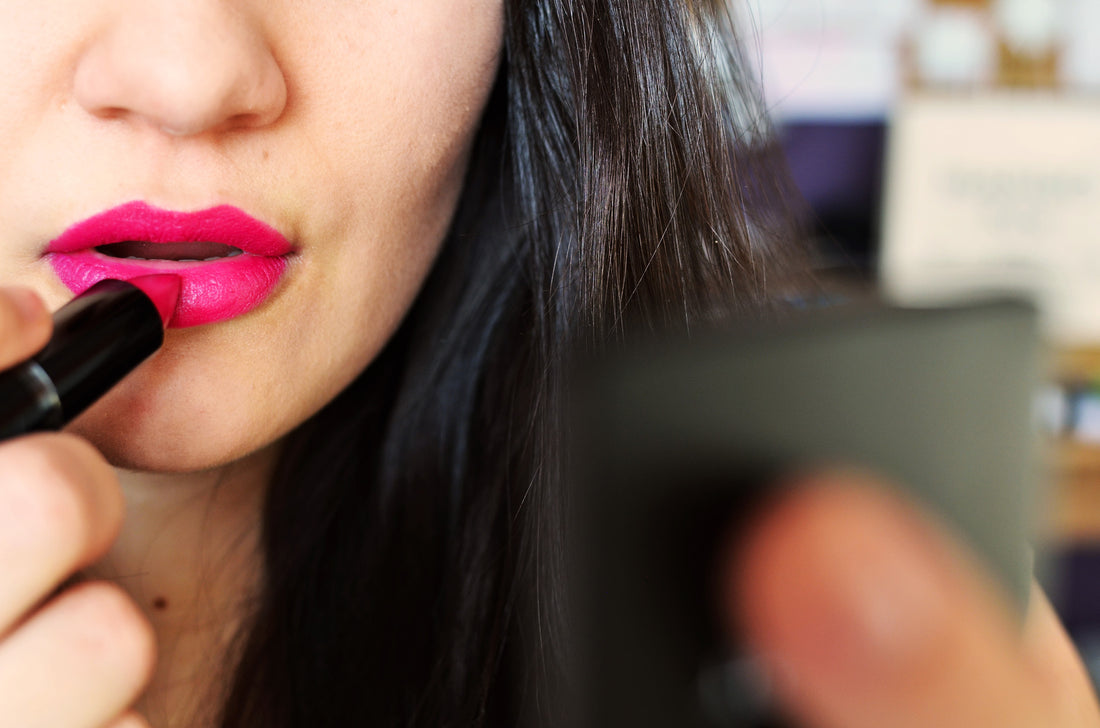 Cara Menghindari Warna Lipstik Menempel di Gigi